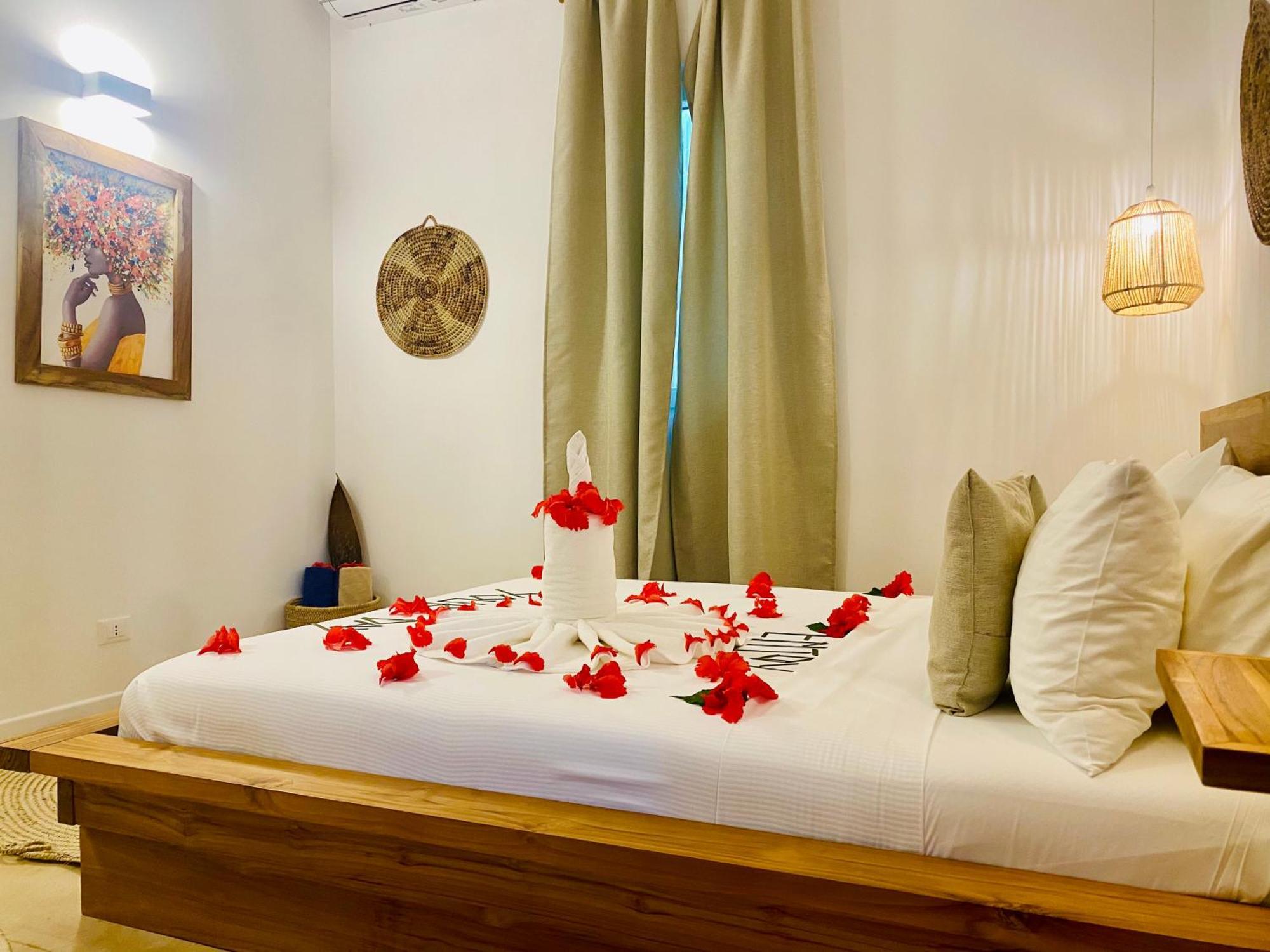 Lions Luxury Zanzibar 2 - Private Cook & Infinity Pool Villa *